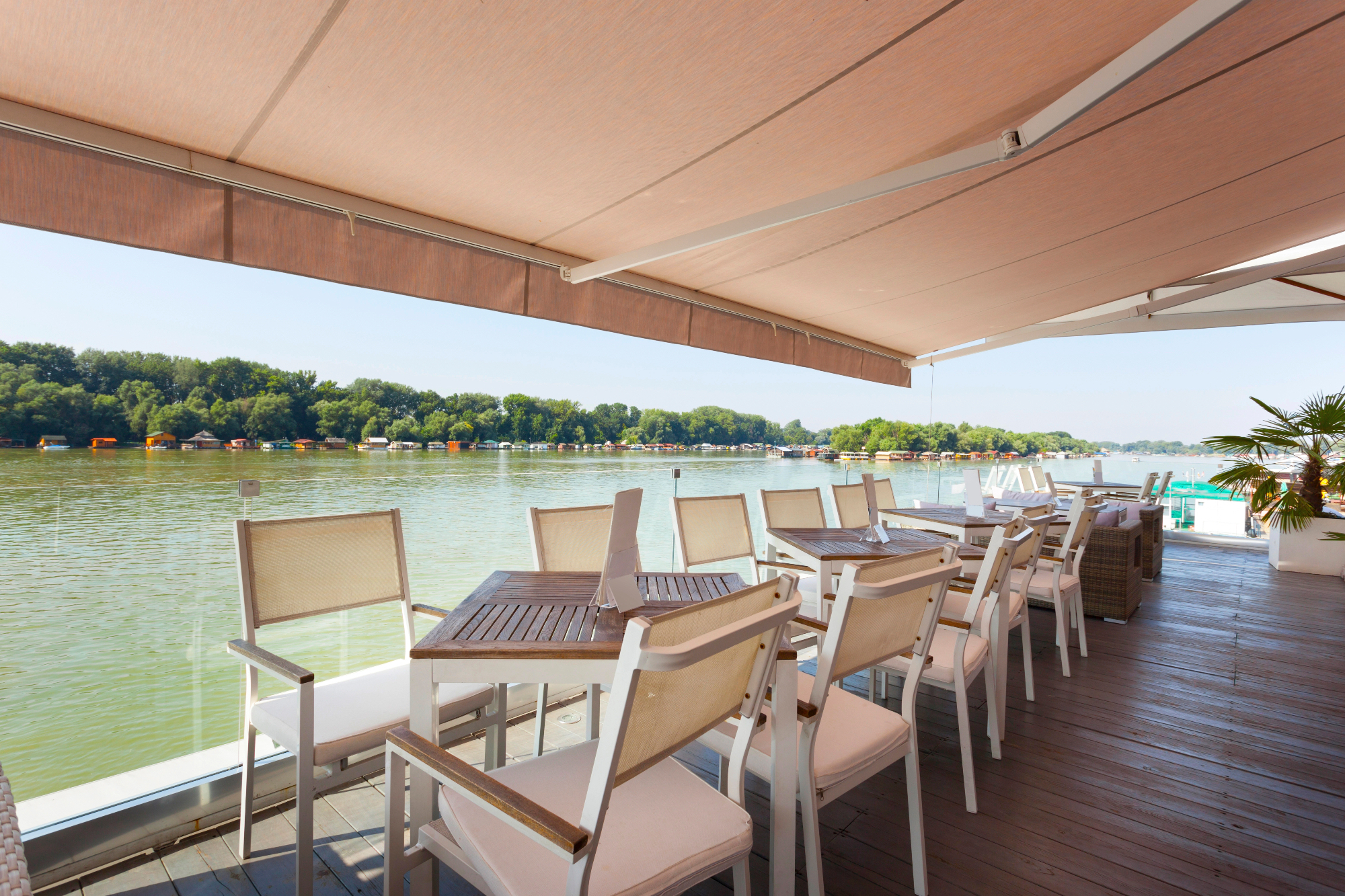 Mettere una tenda da sole aggiunge comfort agli spazi all’aperto di casa